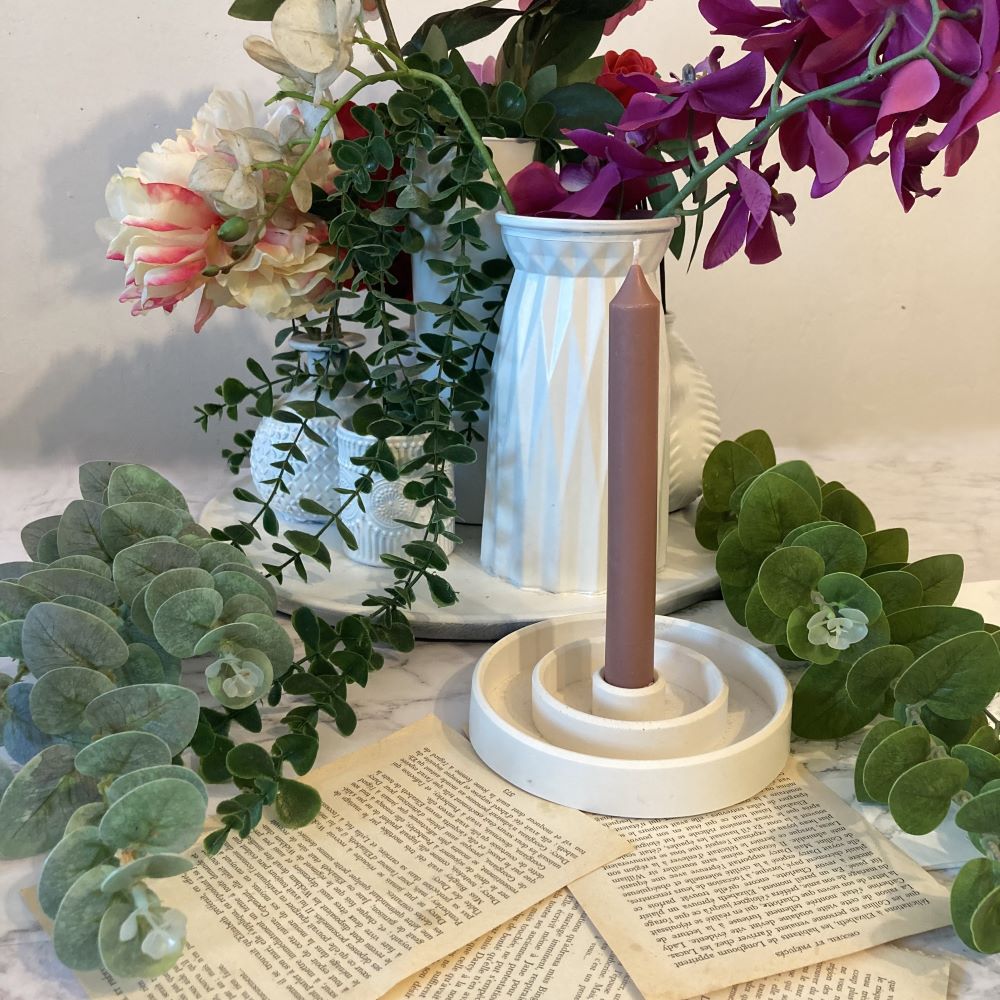 Spiral candle holder